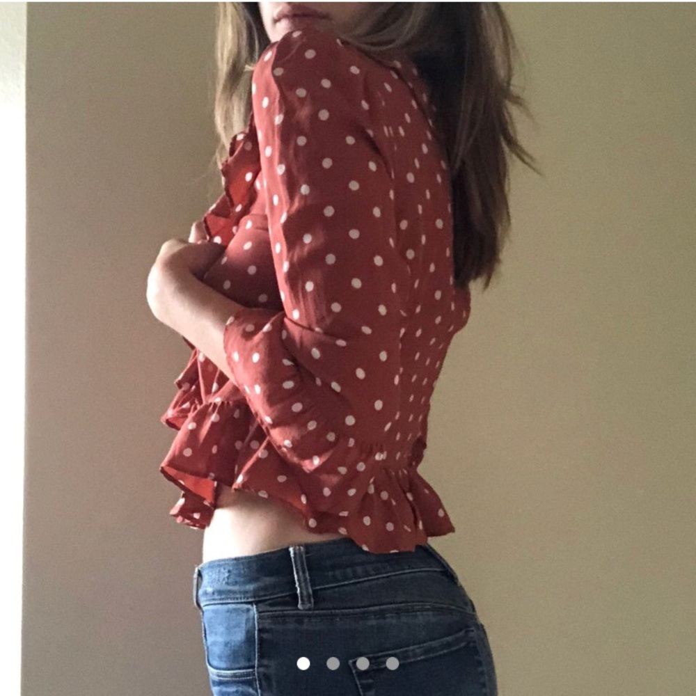 Réalisation par—The Cher rust spot blouse.